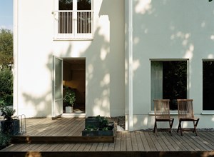 Schickes Architektenhaus mit weißen Dachrinnen