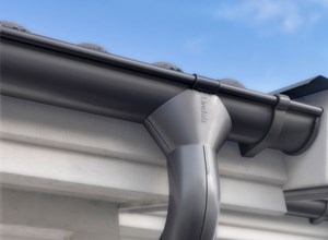 Optisch ansprechende Dachrinnen in Dark Silver