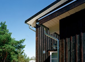 Optisch ansprechende Dachrinne in Stahlmetallic