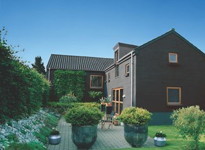 Stahlmetalic Dachrinnen vollenden die Fassade