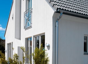Eigenheim mit Dachrinne in Stahlmetallic