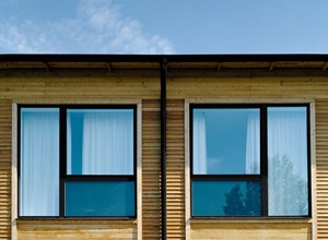 Ein Haus mal anders mit schwarzen Dachrinnen