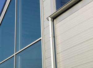 Dachrinnen in Stahlmetallic passend zur Fassade