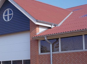 Dachrinnen in Stahlmetallic